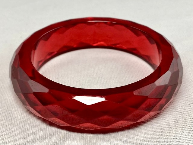 BB421 ruby red faceted Prystal bangle